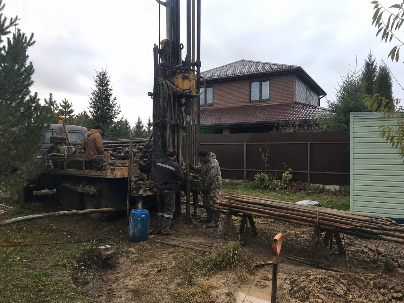 Буровая установка на участке во время бурения скважины